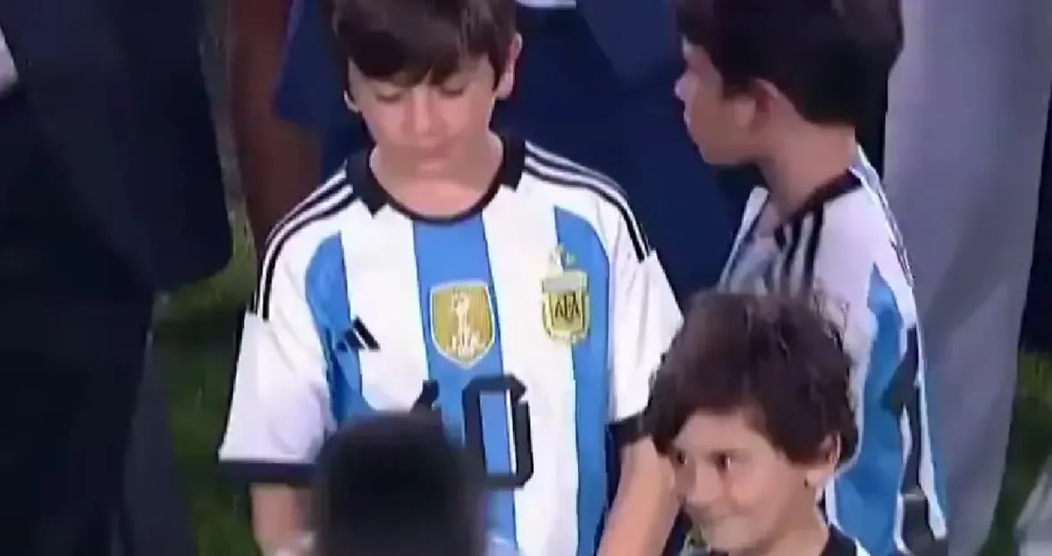 Ciro Messi no pudo con su genio, le hizo una pícara travesura al hijo de Leandro Paredes y se volvió viral