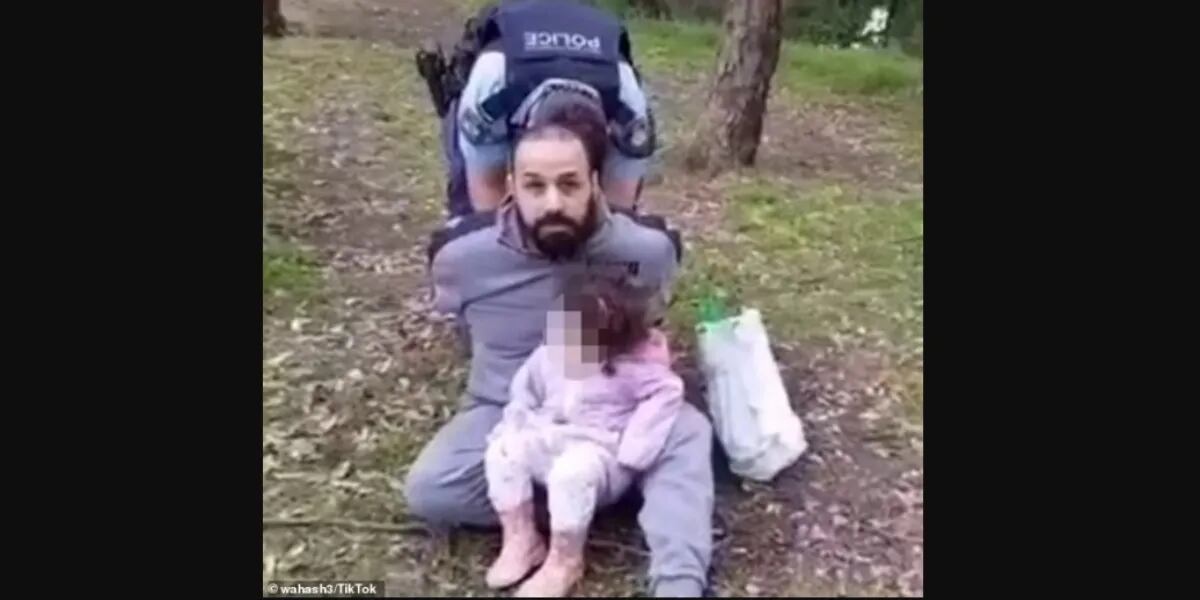 El tenso momento en el que un padre es detenido junto a su hija por no usar barbijo
