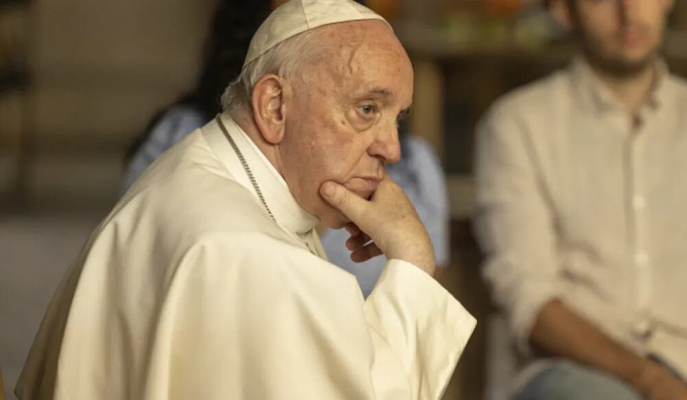 El papa Francisco recibió un pañuelo verde y discutió sobre el aborto: “¿Es lícito alquilar un sicario para que elimine una vida humana?”