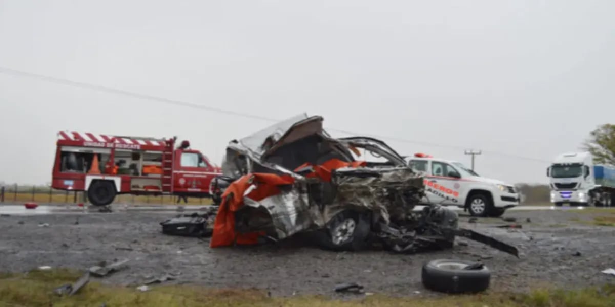 Murieron 3: una camioneta perdió el control en la ruta, chocó de frente contra un camión y desató una tragedia