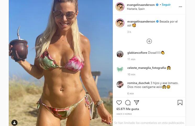 “Besada por el sol”: Evangelina Anderson posó con una bikini estampada y encandiló a todos