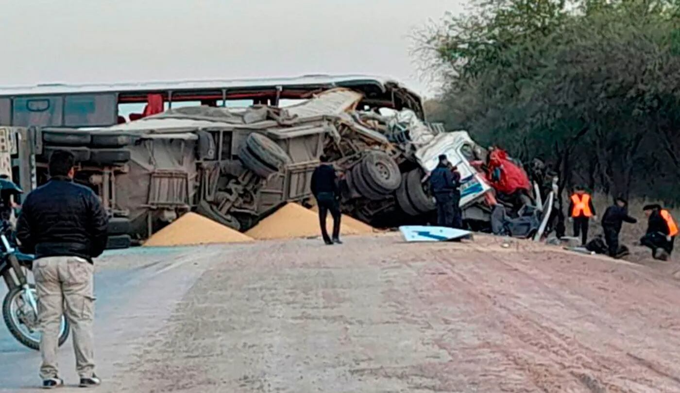 Murieron 7 y 11 pelean por su vida: un micro perdió el control en la ruta, se estrelló contra un camión sojero y provocó una tragedia