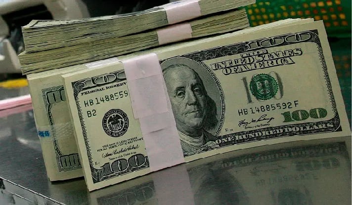 El dólar blue cerró en récord de $283 y volvió a subir el riesgo país