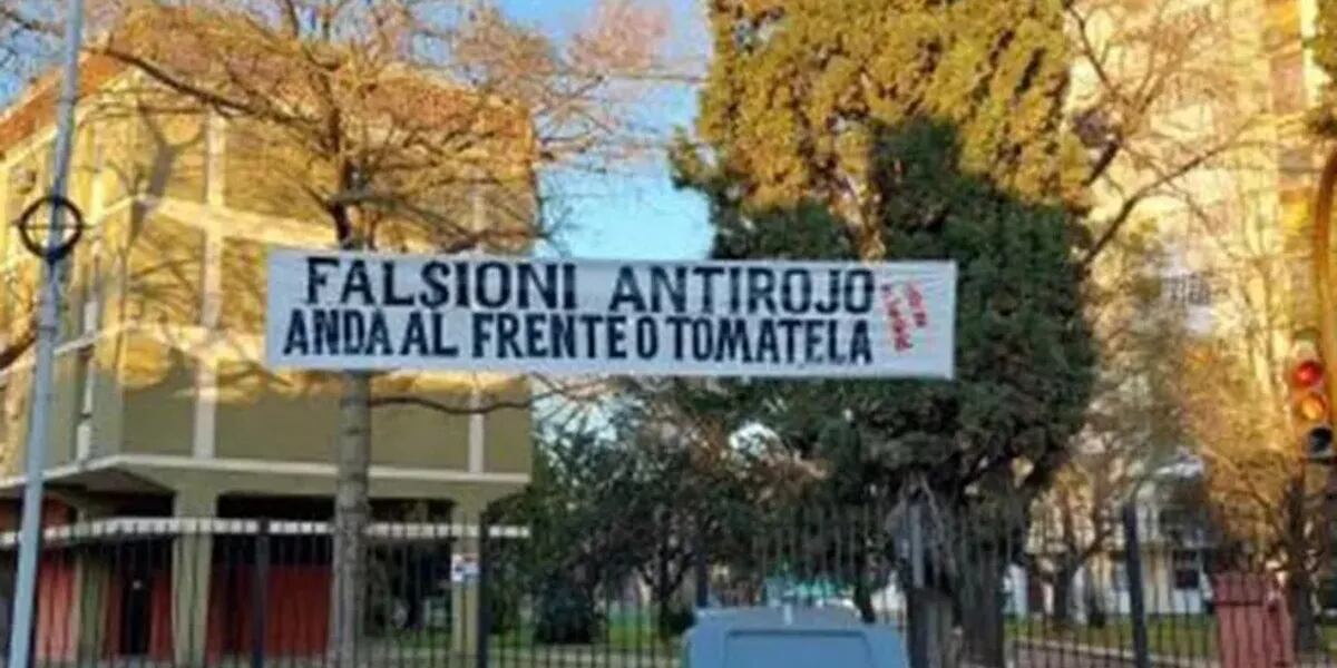 🟡 Los polémicos pasacalles con amenazas contra los jugadores de Independiente y Lanús: mala ortografía y humor