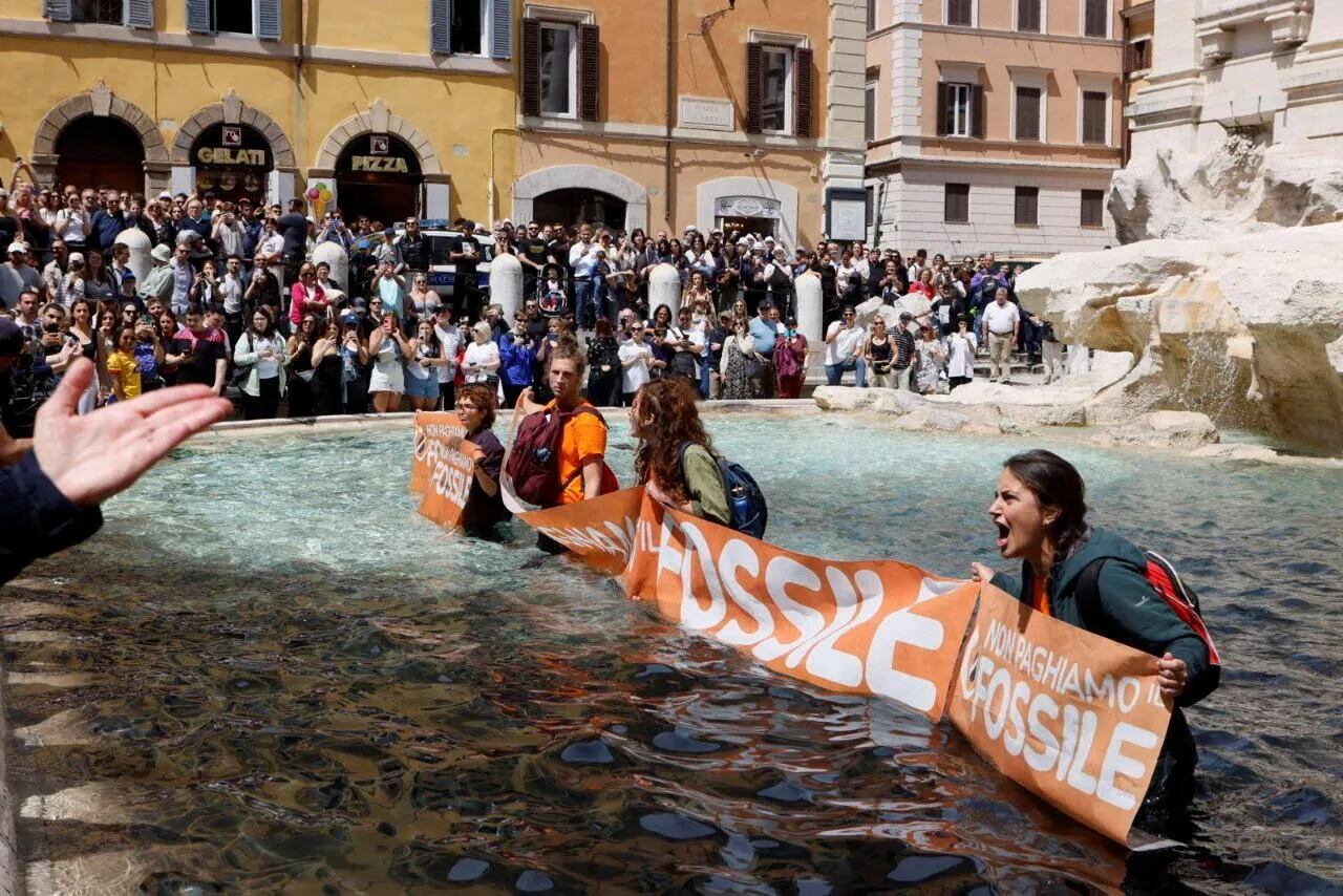 Los activistas ecologistas durante su acción en la Fontana de Trevi. Roma, 21 de mayo de 2023.