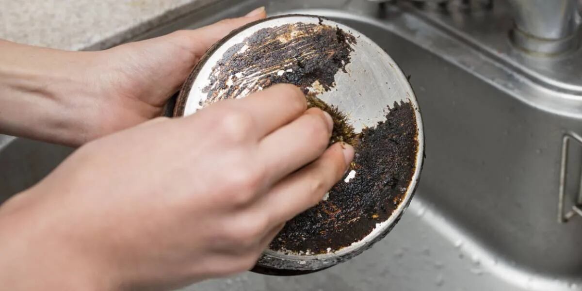 El truco definitivo para remover la parte quemada de las ollas