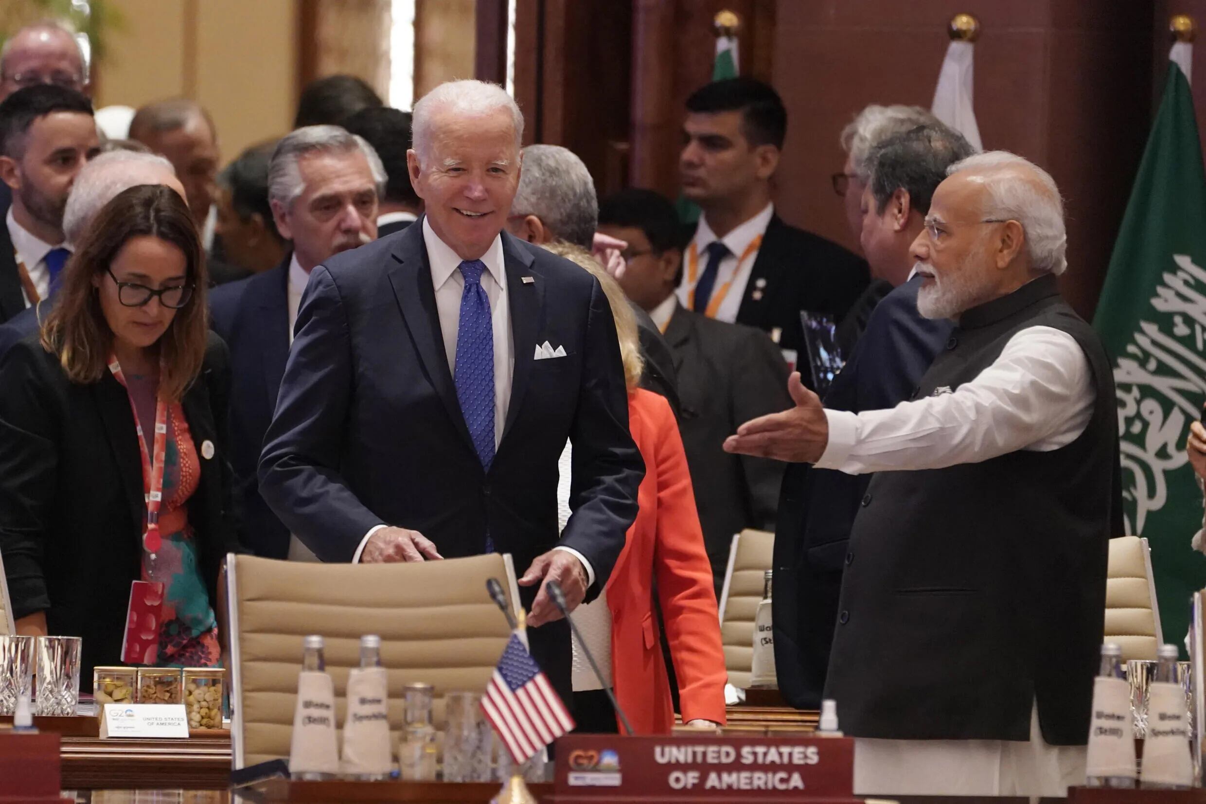 El primer ministro indio, Narendra Modi, señala al presidente Biden su asiento en la primera sesión de la Cumbre del G20, en Nueva Delhi, India, el sábado 9 de septiembre de 2023. (AP Photo/Evan Vucci,Pool)