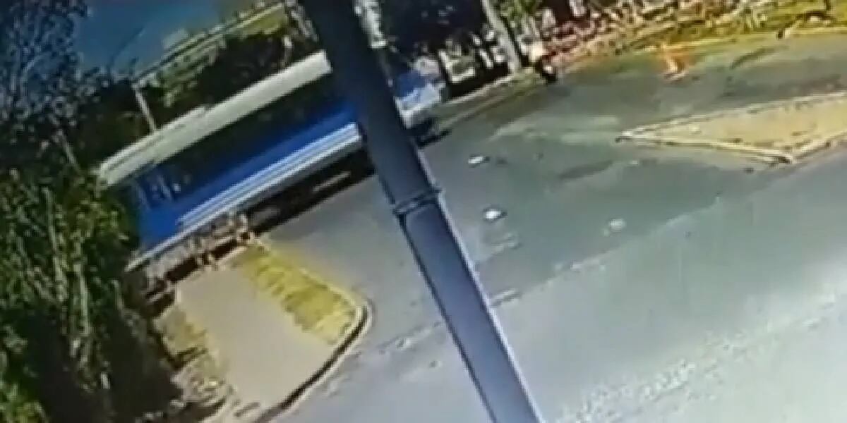 Video: el dramático momento en que un motociclista estuvo a punto de ser atropellado por un tren en Córdoba