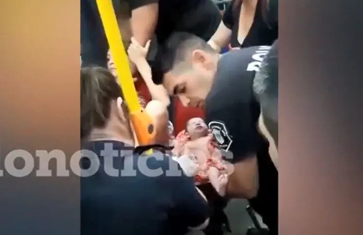 Una mujer dio a luz mientras viajaba en colectivo