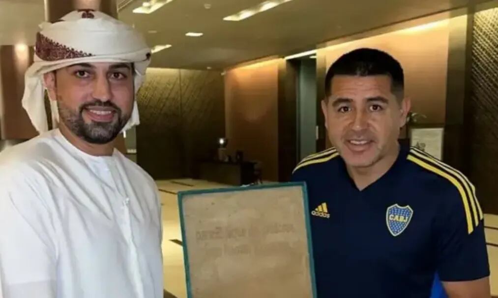 A Juan Román Riquelme le regalaron la túnica de Lionel Messi en Abu Dhabi, pero un error arruinó todo: “Jeque”