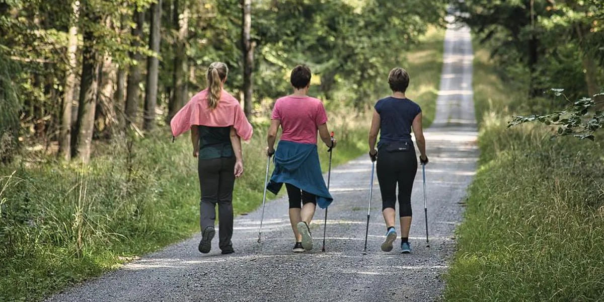 Caminar al menos 30 minutos al día es suficiente para obtener importantes beneficios físicos, según un estudio