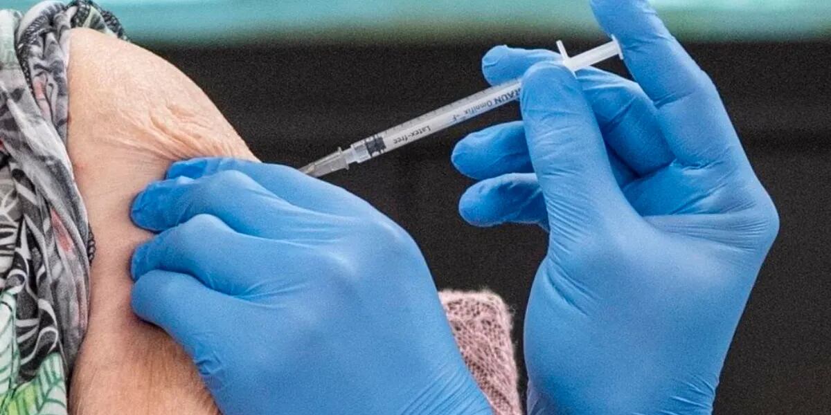 Por qué aconsejan vacunarse contra la gripe y la neumonía durante la pandemia