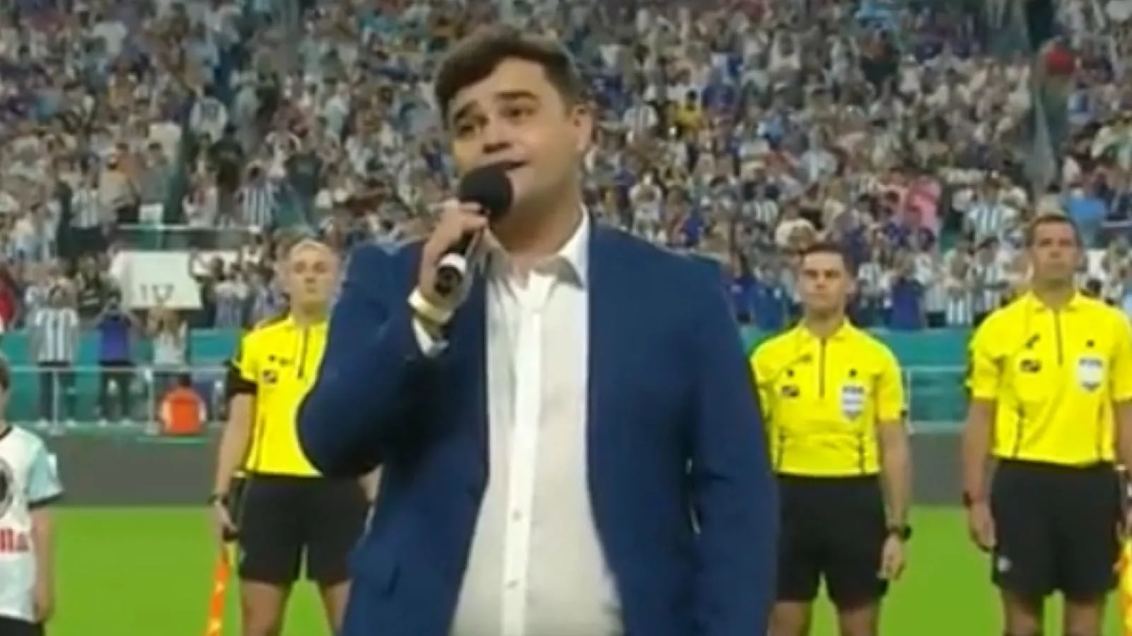 El líder de Los Totora interpretó el himno argentino frente a miles de personas.