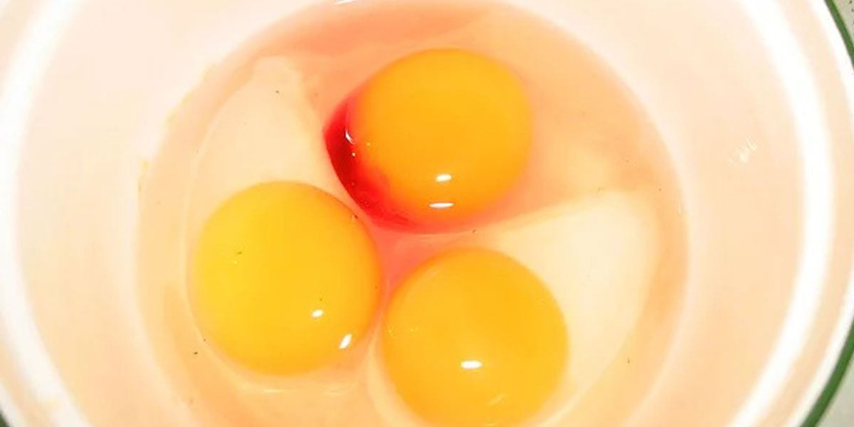 Una mujer encontró un huevo con la clara roja, la alertaron y tuvo que tirarlo inmediatamente