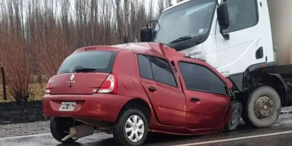 El Auto destruido en el que viajaban los amigos de Rodrigo Noya