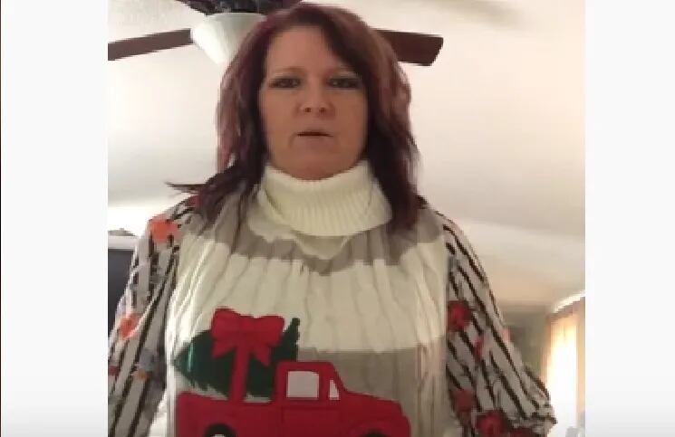 Una mujer mostró el particular suéter que le regaló su marido.