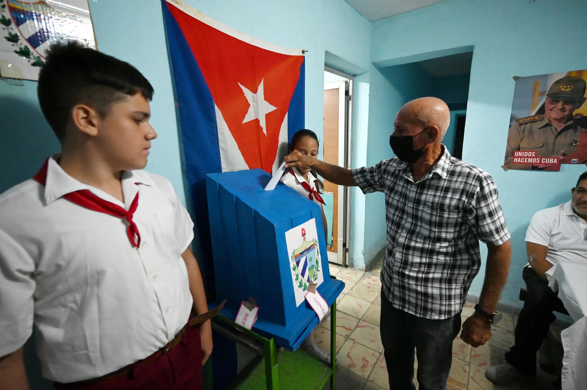 Un hombre emite su voto en un colegio electoral durante el referendo sobre el nuevo Código de las Familias en La Habana, el 25 de septiembre de 2022