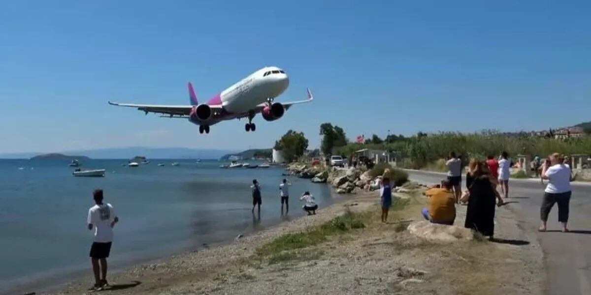 “Casi nos afeita”: unos turistas filmaron desesperante aterrizaje de un avión que les pasó a poquísimos metros