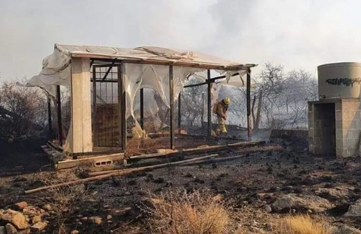 Conmovedor: un maestro rural ayudó a los bomberos para defender su escuela de los incendios de Córdoba