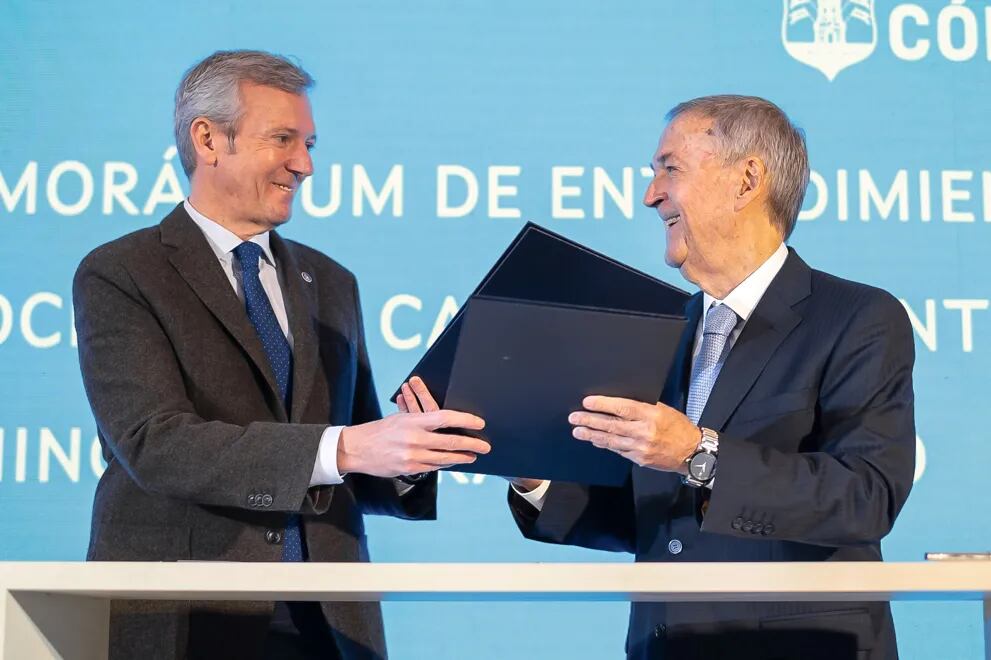 El presidente de la Xunta de Galicia, Alfonso Rueda junto al gobernador de Córdoba Juan Schiaretti en el Centro Internacional de Acogida al Peregrino en Santiago de Compostela.