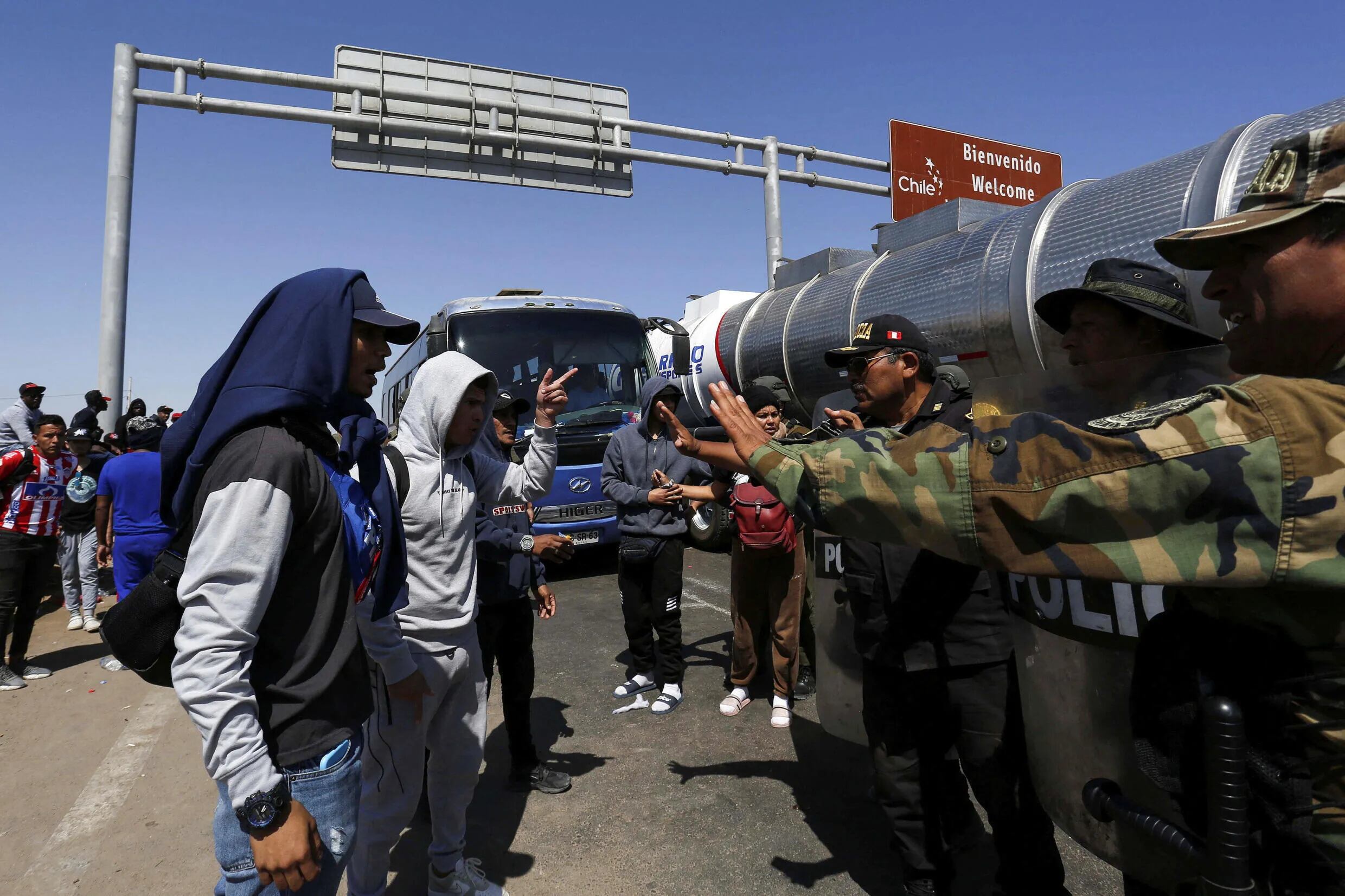 En la frontera entre Chile y Perú, desde hace 15 días migrantes, en su mayoría de origen venezolano, haitiano o colombiano se encuentran varados. Ambos países, han reforzado sus fronteras con personal militar. 