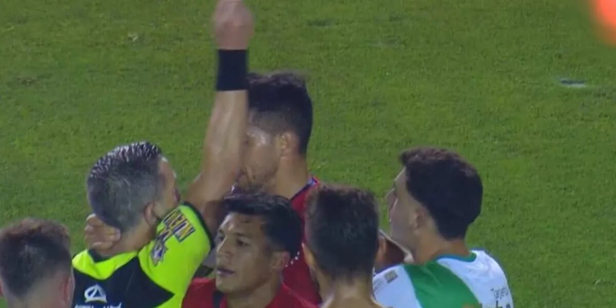 Banfield vs Independiente: Insaurralde metió una patada, lo expulsaron y tomó del cuello al árbitro