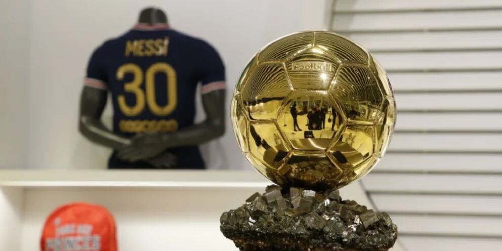 El PSG presentó una camiseta especial para homenajear a Lionel Messi por su nuevo Balón de Oro