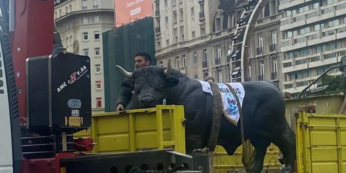 Trabajadores rurales llevaron un toro al Obelisco para reclamar por la sequía y la policía lo secuestró: “Gente olvidada”