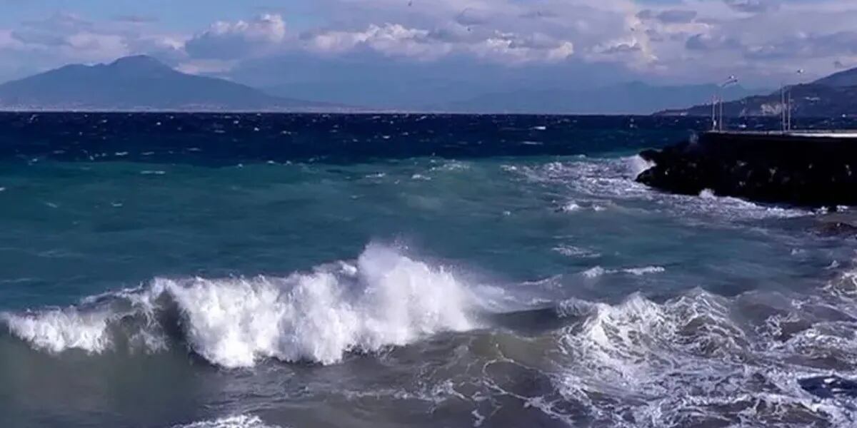 Una turista argentina murió arrastrada por una ola mientras se sacaba fotos en Italia
