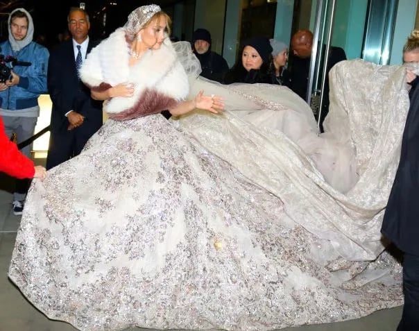 Jennifer López apareció con un deslumbrante vestido de novia...pero no es por su casamiento con Alex Rodríguez