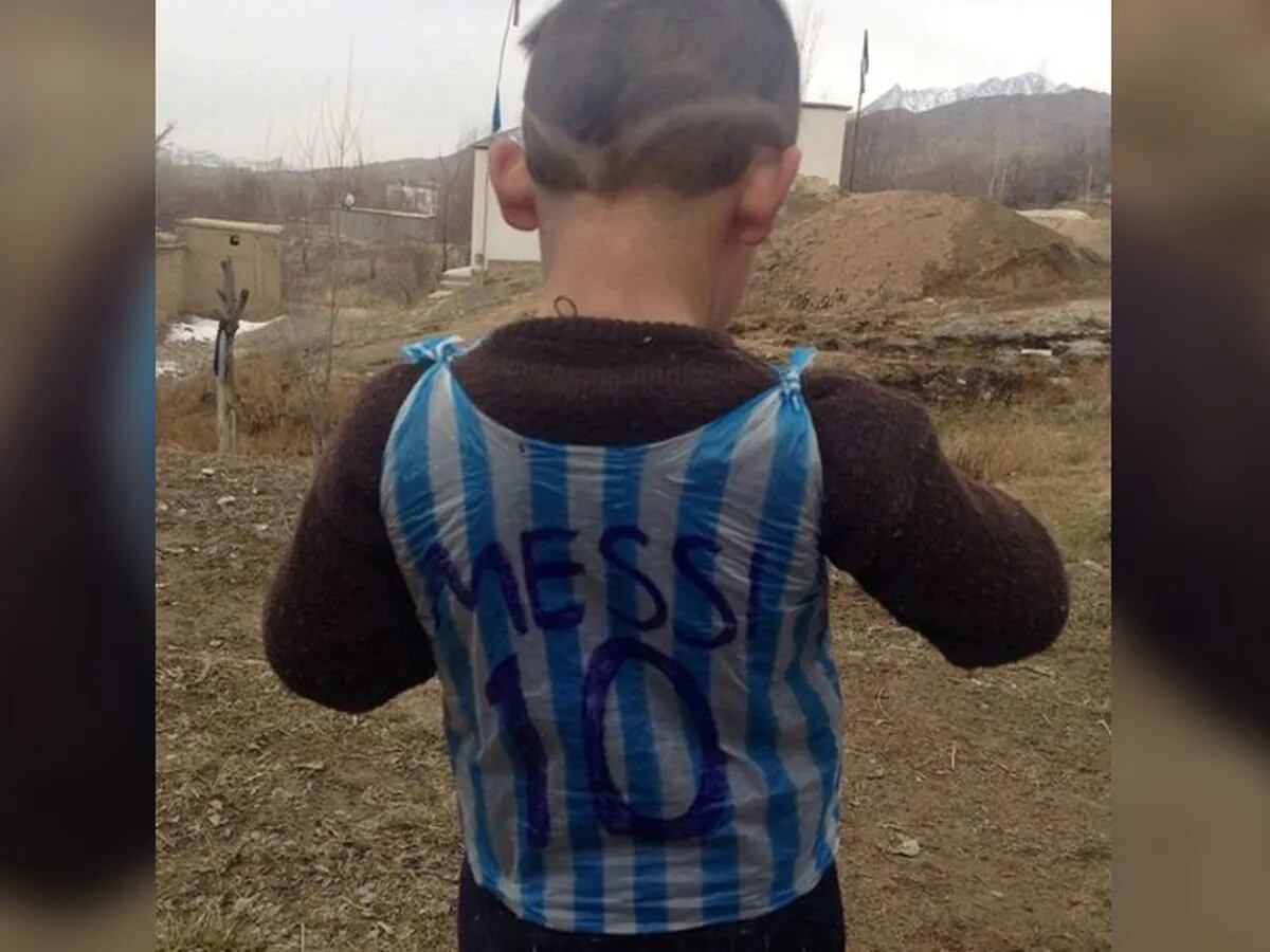 El niño afgano de la camiseta de plástico de Messi: “Por favor, sálvenme de  esta situación” 