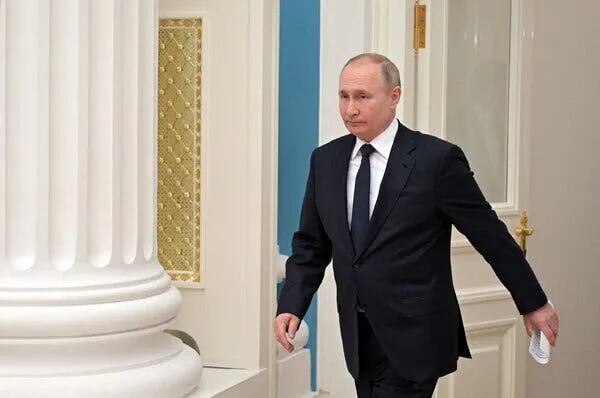 “La marcha del pistolero”, por qué Vladimir Putin inmoviliza uno de sus brazos al caminar