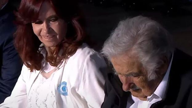 José “Pepe” Mujica se quedó dormido en el cierre del acto por el Día de la  Democracia: Cristina lo despertó a codazos | Radio Mitre