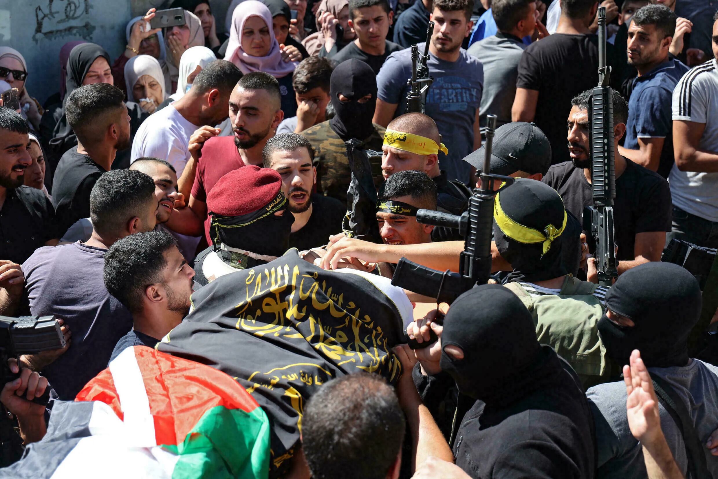 Militantes de las Brigadas Al Quds, brazo armado del grupo Yihad Isámica, portan a hombros el cadáver de Osama Sobh, el palestino muerto en un enfrentamiento con soldados israelíes en el pueblo de Borquin, el 26 de septiembre de 2021 en Cisjordania