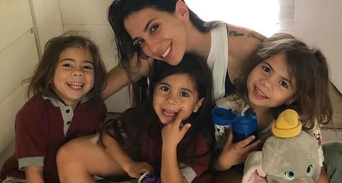 "¿A quién se parecen?": Cinthia Fernández les mostró a sus hijas una foto suya de chica y son idénticas