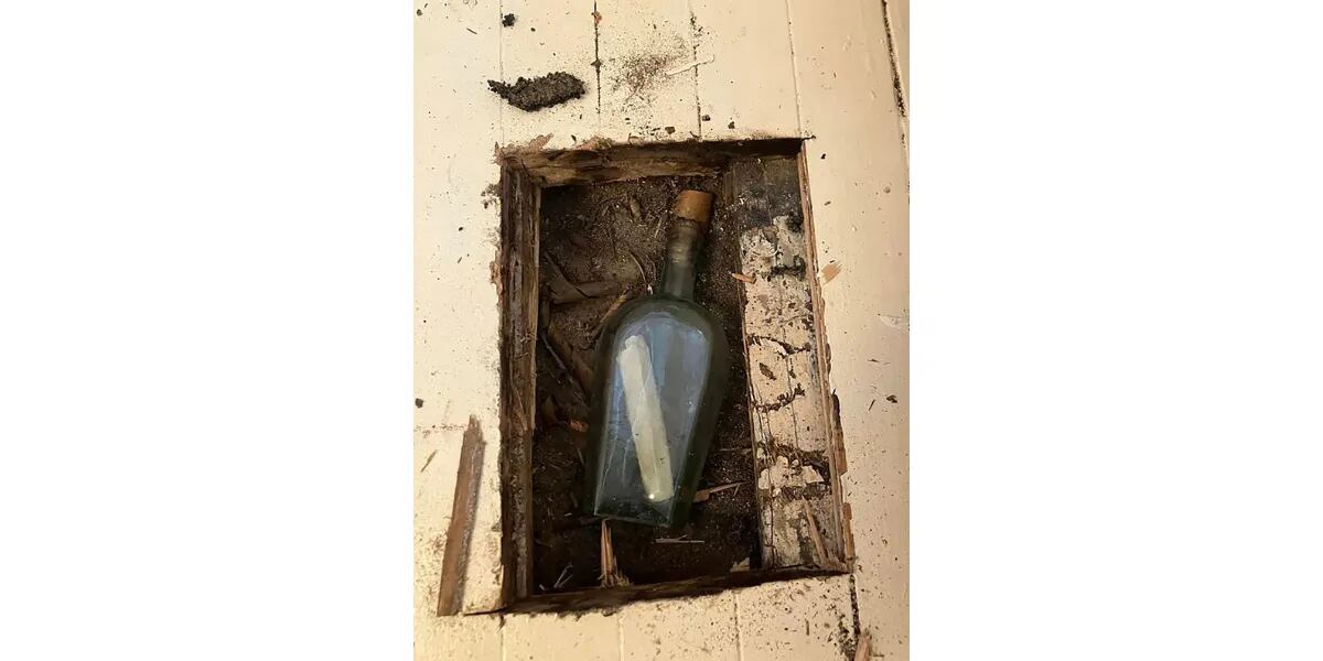 Encontró una botella con un mensaje de hace 135 años abajo de su casa