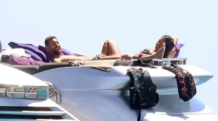 Mimos, sol y amigos: las lujosas vacaciones de Lionel Messi y Antonela Roccuzzo en un yate en Ibiza