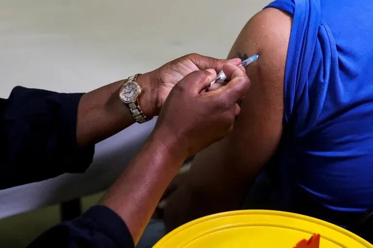 Coronavirus: la tercera dosis de la vacuna reduce un 90% la mortalidad en mayores de 50 años