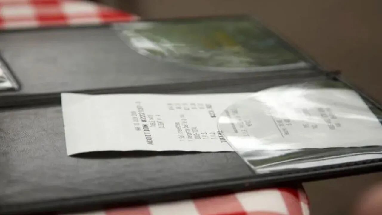 Un hombre llevó a cenar a su hijo y descubrió un recargo por "inflación temporal"