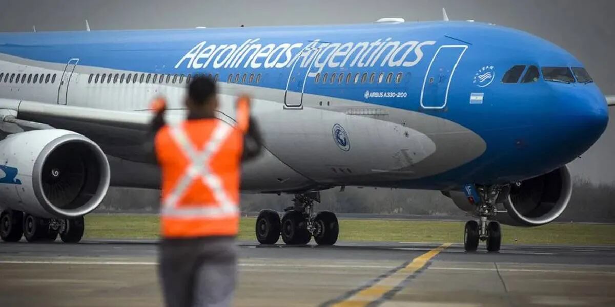 Detuvieron a una azafata de Aerolíneas Argentinas por realizar una amenaza de bomba en un avión: “Van a volar en mil pedazos”