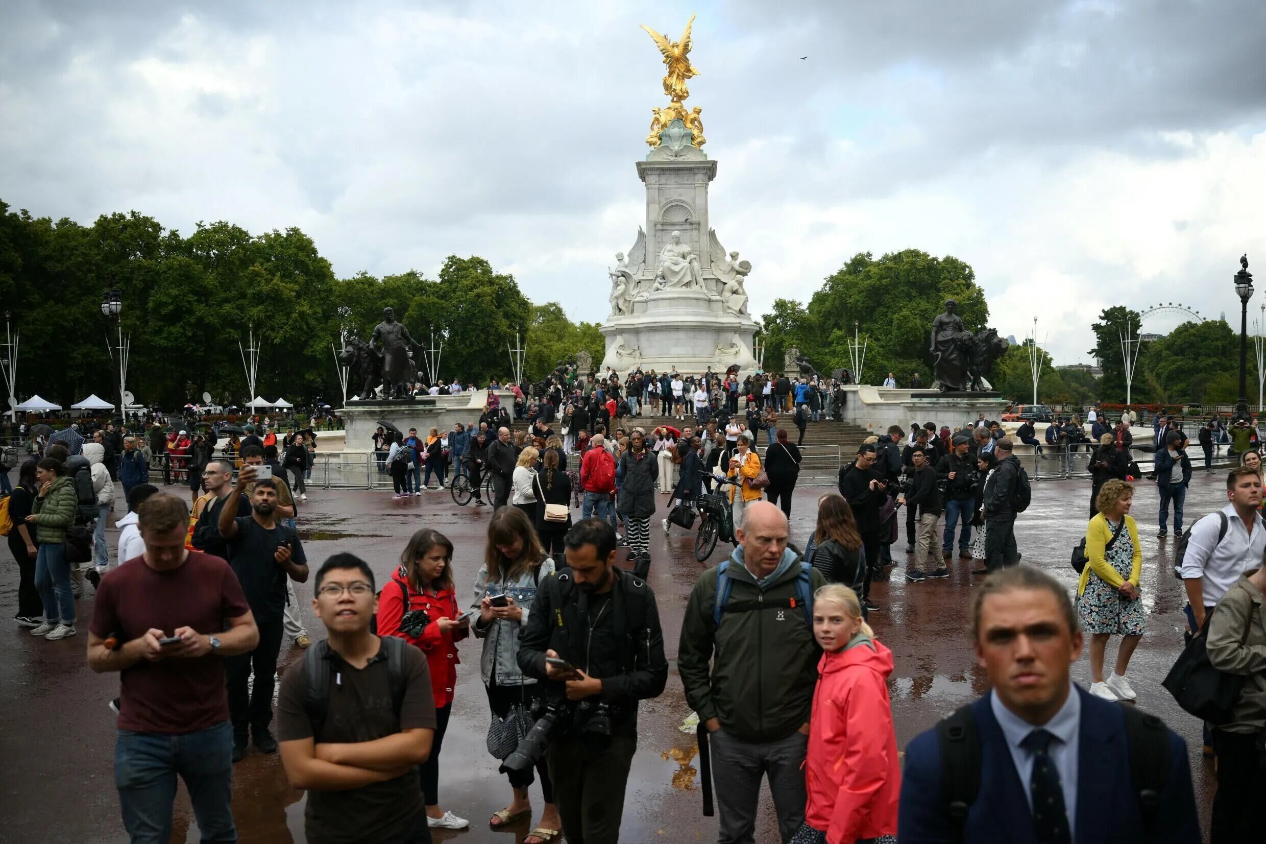 Lágrimas, silencio y el himno “God save the Queen” frente al palacio de Buckingham