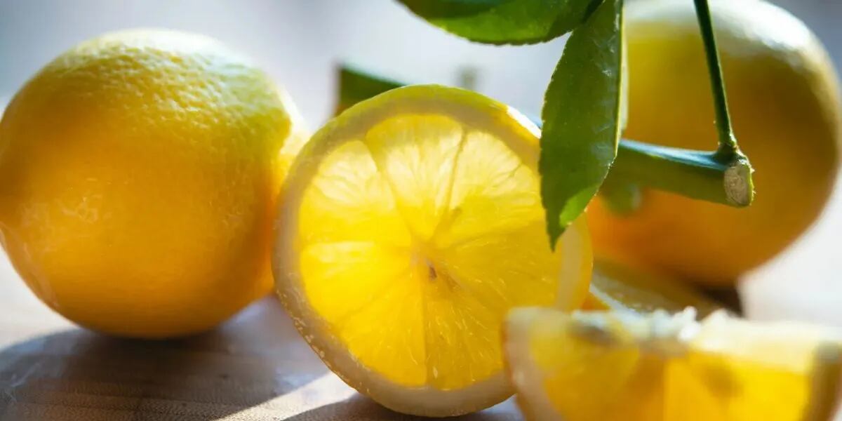 El secreto del ritual con limón para limpiar energías y dormir mejor: cuándo conviene hacerlo