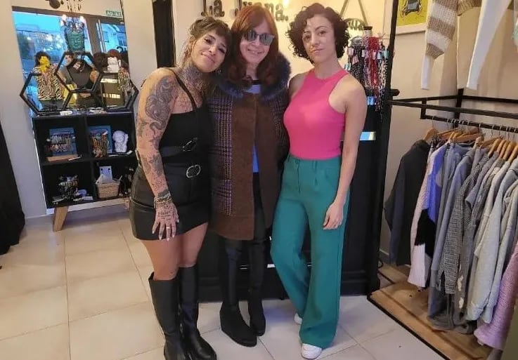 Cristina Kirchner visitó un local de ropa en Río Gallegos y desconcertó a las empleadas: “Tiene su estilo”