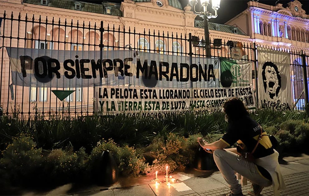 Familiares, ex compañeros y futbolistas despidieron a Diego Maradona en un velatorio íntimo

