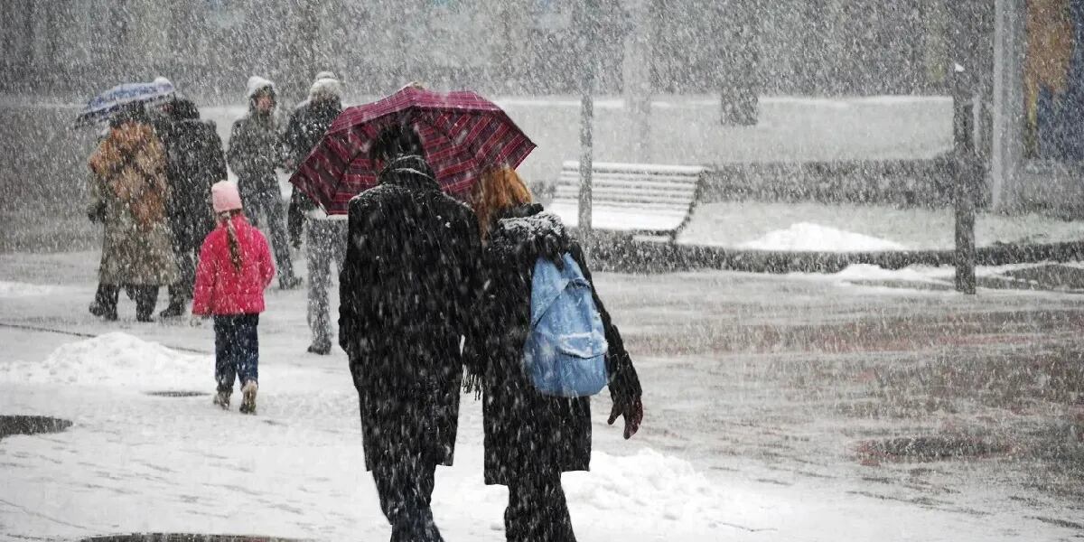 Alerta meteorológica nivel rojo por nevadas intensas y lluvias: a qué provincias afectará y cuánto durarán
