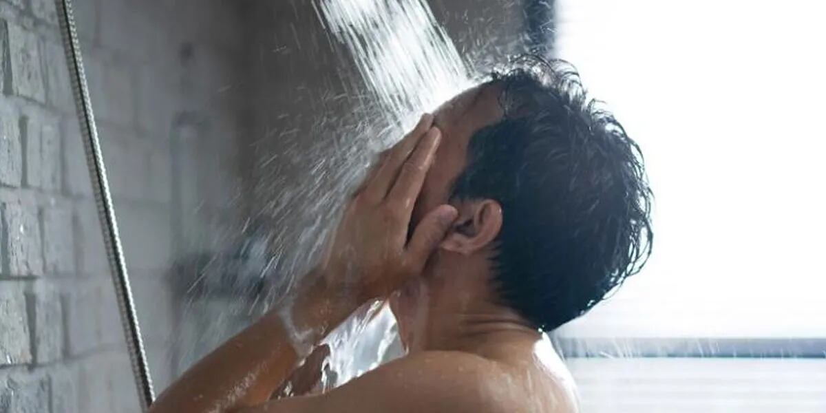 Por qué no es bueno bañarse todos los días, según un científico de Harvard