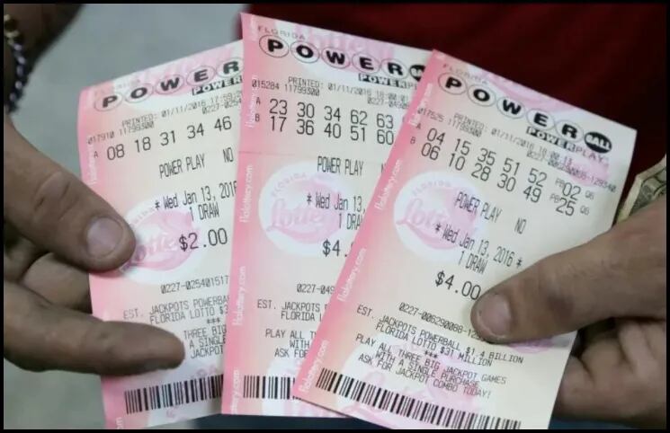 Ganó más de 800 mil dólares en la lotería luego de que su mamá encontrara el billete en la heladera