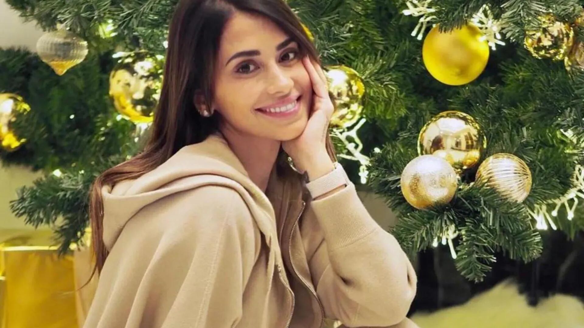 Antonela Roccuzzo armó el árbol de Navidad en Qatar y un detalle se robó toda la atención: “No dejar de soñar nunca”