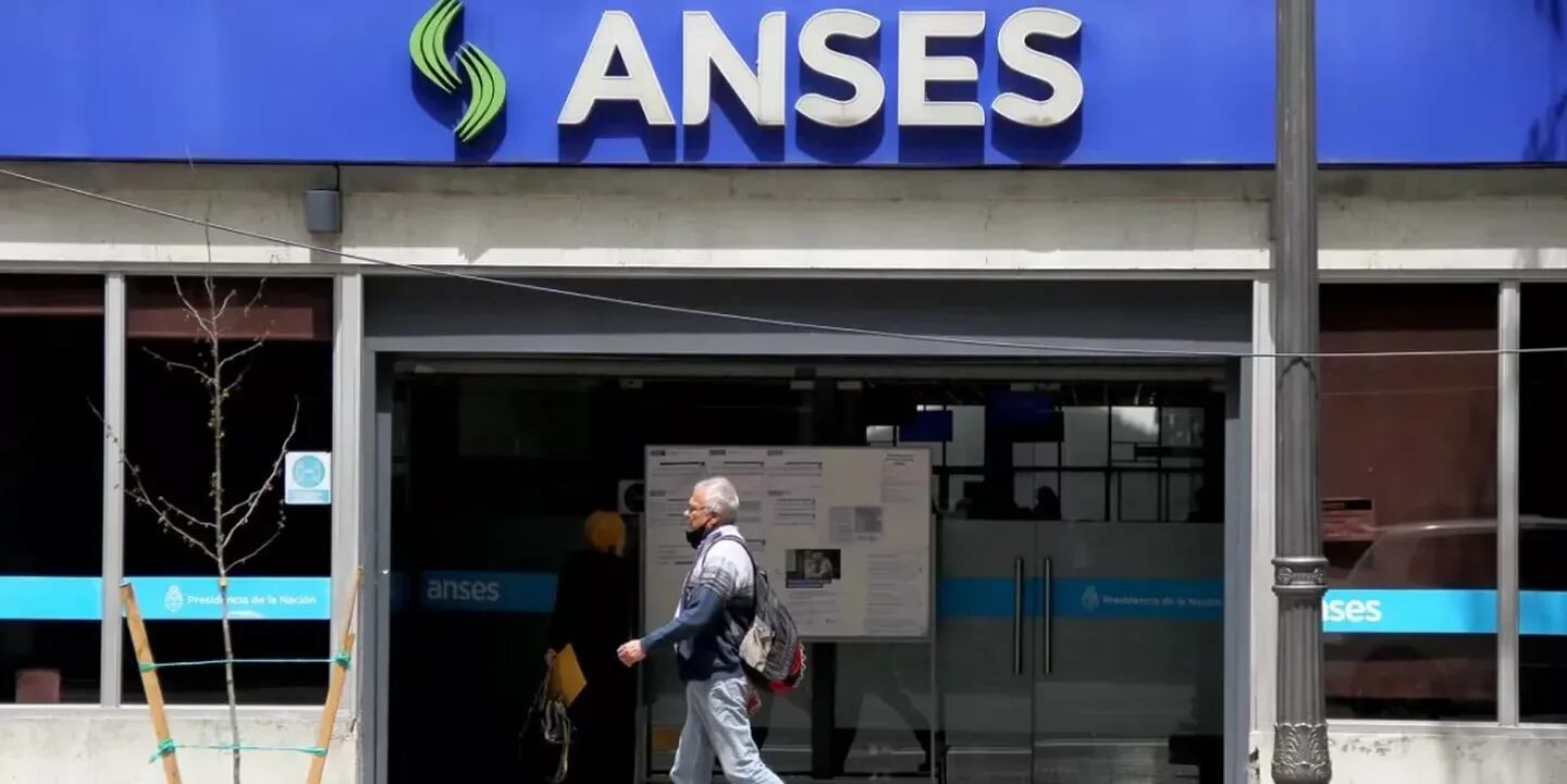 ANSES otorga un beneficio de $100.000 y $15.000 que pocos conocen: quién y cómo puede cobrarlo