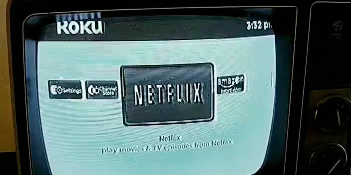 De no creer: logró instalar Netflix en su televisor en blanco y negro
